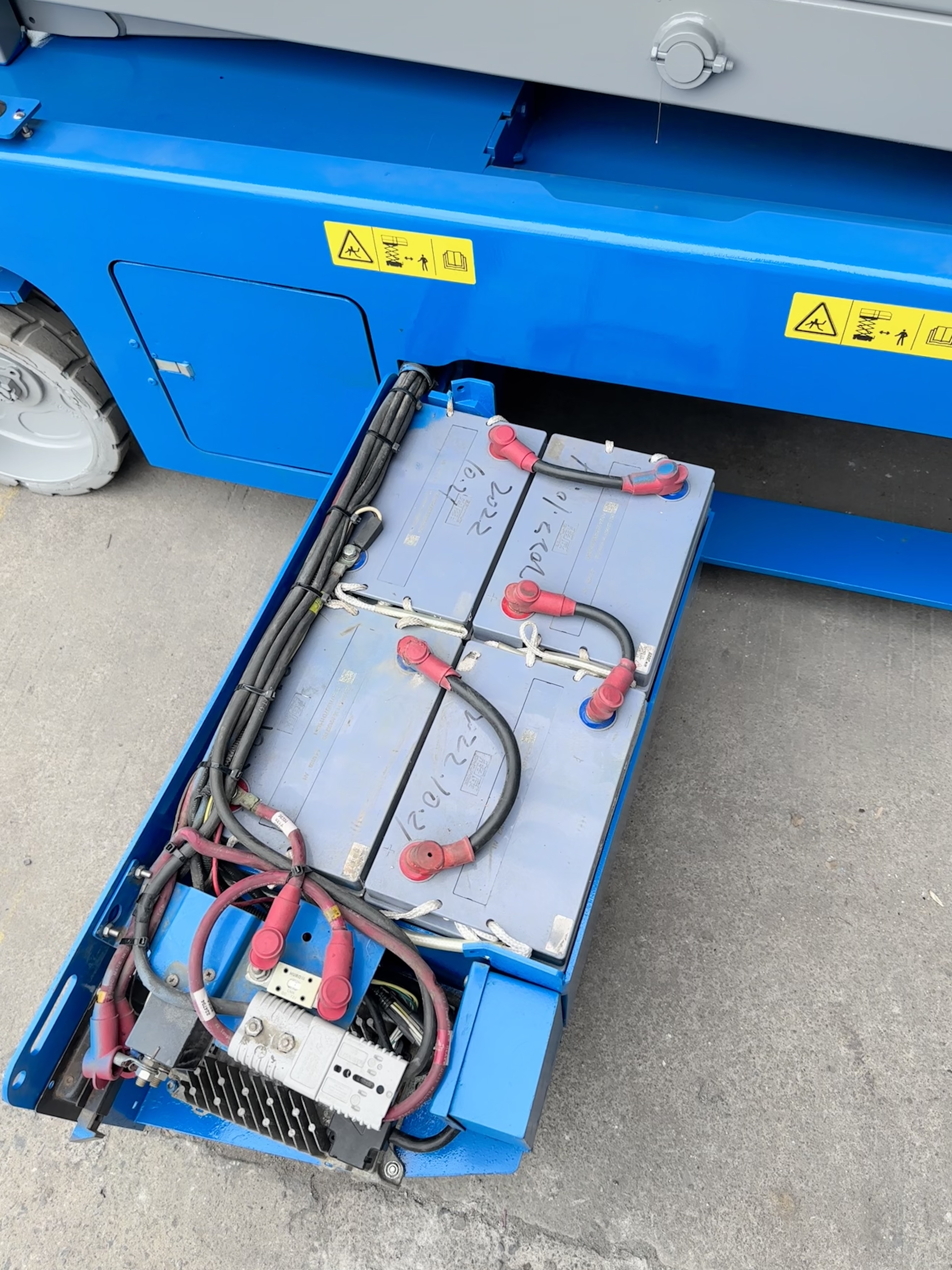 Genie 8m scissor lift